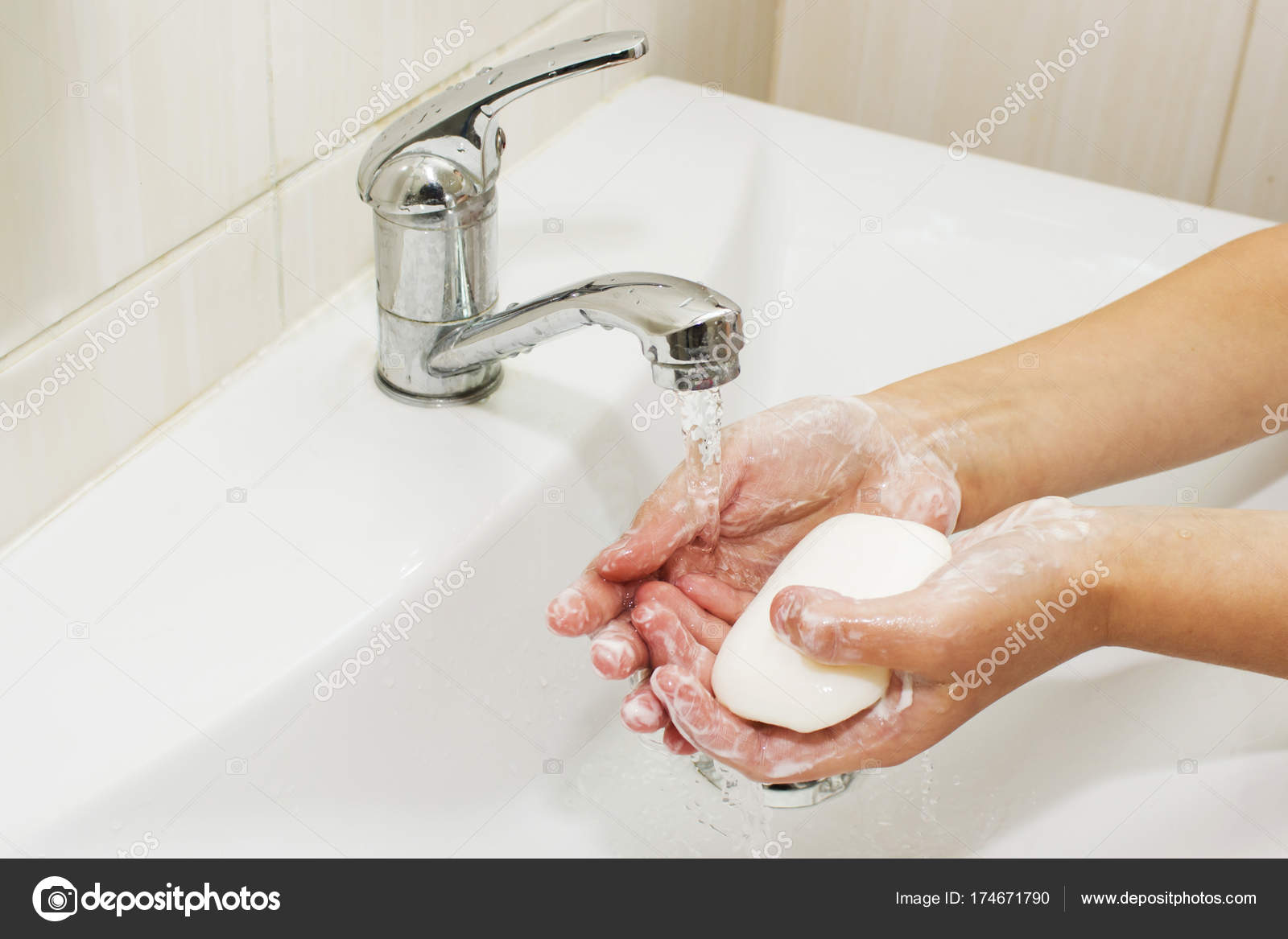 руки моются. руки под краном. пенка для мытья рук. чувак моет руки. сон мыть руки под краном.