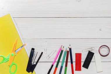 Sulu Boya ve yağlı boya, Boyama, kalem, pastel tebeşir beyaz tablo için fırçalar. Üstten Görünüm. Düz yatıyordu.