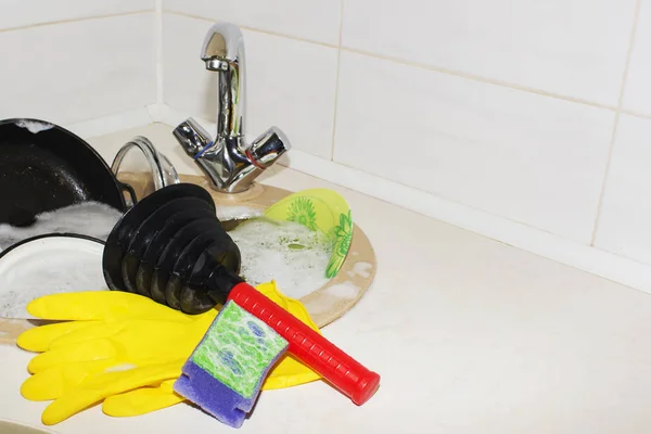 Büyük ev için bekleyen kirli bulaşık yığını — Stok fotoğraf