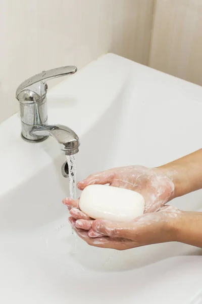 Handen wassen met zeep onder de kraan met water — Stockfoto