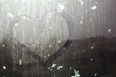 Yapışkan kar üzerinde çizilmiş kalp terli camına.