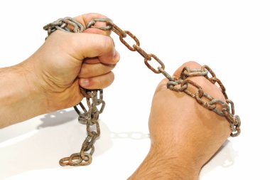 Beyaz arka plan üzerinde izole zincirleri elinde
