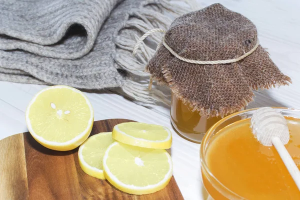Honey and lemon. the natural medicine — Stock Photo, Image