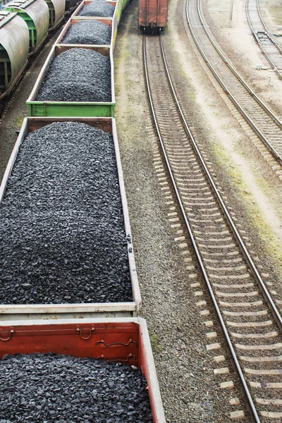 Вид з повітря на вагони з чорним вугіллям . — стокове фото
