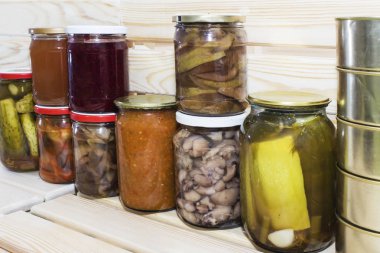 depolama rafları ile ev yapımı kiler içinde başka konserveler Konserve sebzeleri ve meyveleri