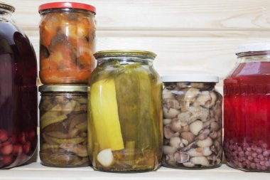 depolama rafları ile ev yapımı kiler içinde başka konserveler Konserve sebzeleri ve meyveleri