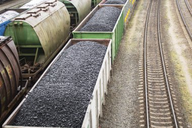 Üzerinde siyah kömür ile vagonlar havadan görünümü.