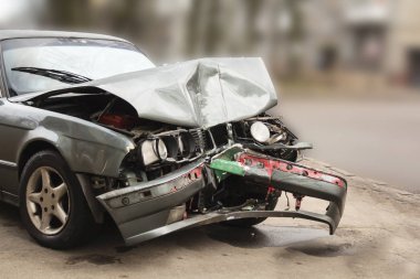 Araba kaza yapmak ön camı kırık iddia sigorta şirketi hasar.