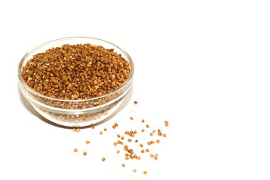 buğday üzerinde beyaz izole bir cam kase.