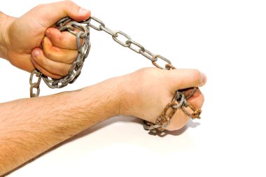 Beyaz arka plan üzerinde izole zincirleri elinde