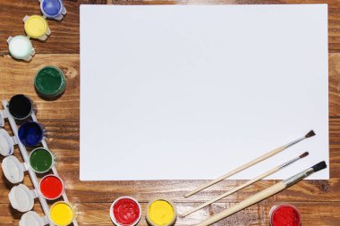 guaj, püsküllü, suluboya boya, beyaz kağıdın.