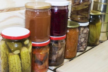 depolama rafları ile ev yapımı kiler içinde başka konserveler Konserve sebzeleri ve meyveleri