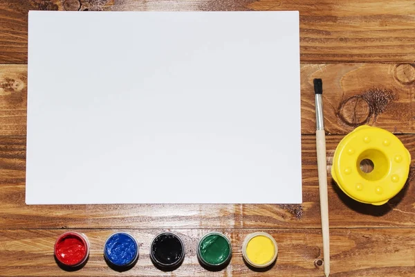 guaj, püsküllü, suluboya boya, beyaz kağıdın.