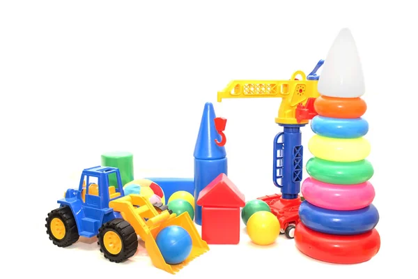 Bunte Spielzeuge auf weißem Hintergrund isoliert. — Stockfoto