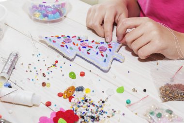 El yapımı Noel oyuncaklar. Adım adım. İşlemi el ile keçe ve Noel ağacı süsleme için iğne dikiş yumuşak oyuncaklar yapılan. Çocuklu tatil meslekler. Üstten Görünüm