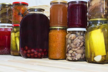 depolama rafları ile ev yapımı kiler içinde başka konserveler Konserve sebzeleri ve meyveleri