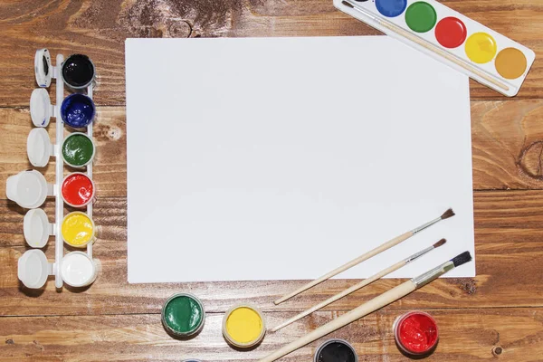 guaj, püsküllü, suluboya boya, beyaz kağıdın.