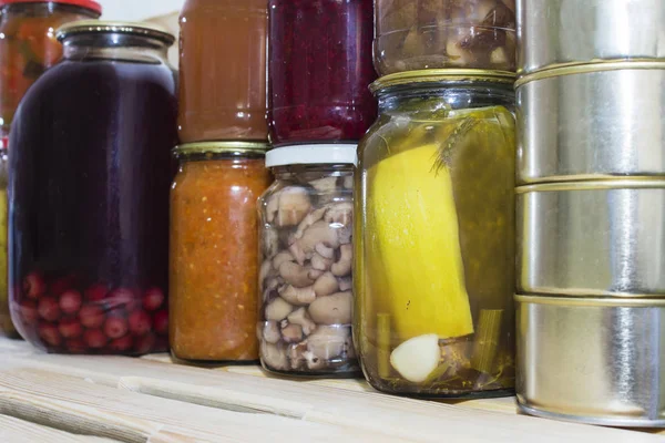 Полиці для зберігання в коморі з домашніми консервованими консервованими фруктами та овочами — стокове фото
