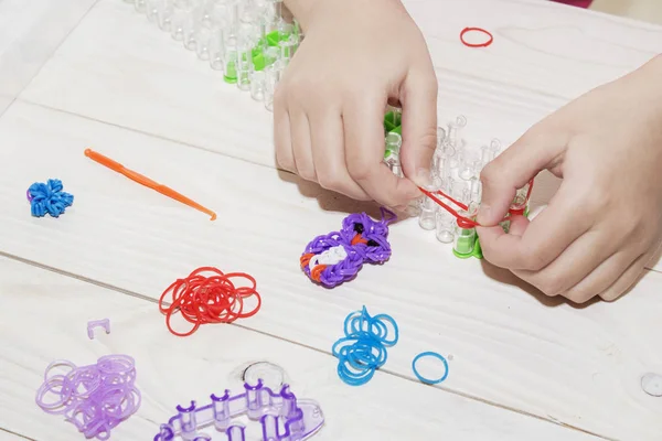 Κορίτσια Χέρι Περικάρπια Και Δαχτυλίδια Από Λαστιχάκια Rainbow Loom Χρωματιστά — Φωτογραφία Αρχείου