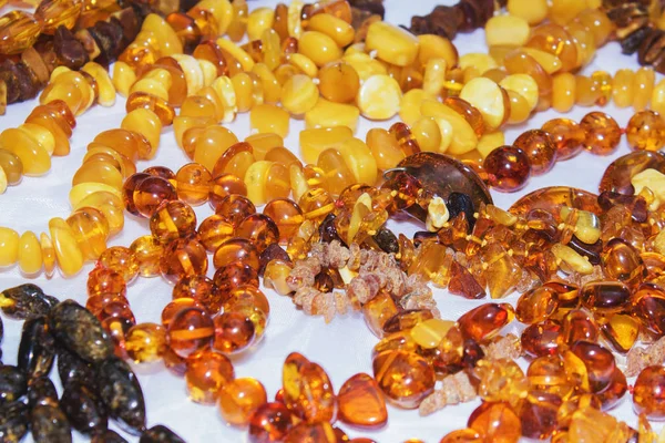 Много Янтарного Ожерелья Светлом Фоне Украшение Натурального Янтаря — стоковое фото