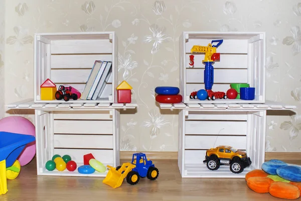Dětské pokoje, tapety a dřevěné bedny v ekologicky šetrné regály na hračky — Stock fotografie