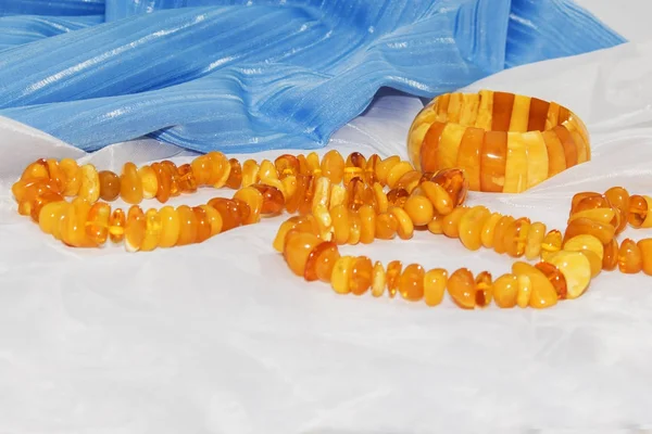 Янтарное Ожерелье Светло Голубом Фоне Украшения Натурального Янтаря — стоковое фото