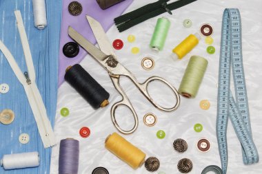 Arka dikiş: makas, iplik, iğneler, kaseti yakın üstten görünüm ölçme.