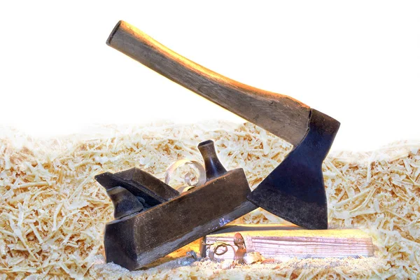 Old hand plane and a hatchet against wood shavings and sawdust. — Stock Photo, Image