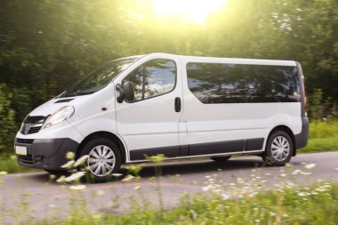 Portföye Giriş Tarihi: 07 19 2017 otomobili köy yolunda, küçük beyaz otobüs gidiyor karayolu üzerinde akşam