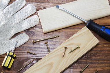 çalışma aracı marangoz cetvel, keski, kalem, talaş ve talaşı.