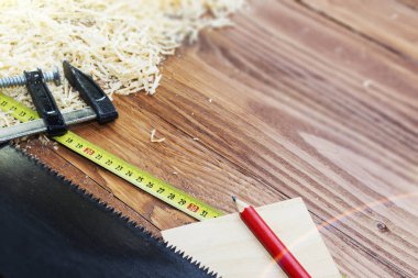 çalışma aracı marangoz cetvel, keski, kalem, talaş ve talaşı.