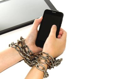 Demir zinciri birlikte elleri ve akıllı telefon - cep telefonu bağımlılığı kavramı bağları.