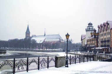 Köy ve Kant s Katedrali Balık tutma. Kaliningrad. Rusya.