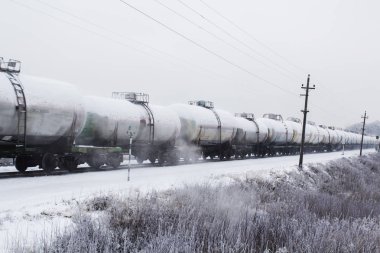 Hareketli petrol tankları ile tren. Yakıt Demiryolu Taşımacılığı