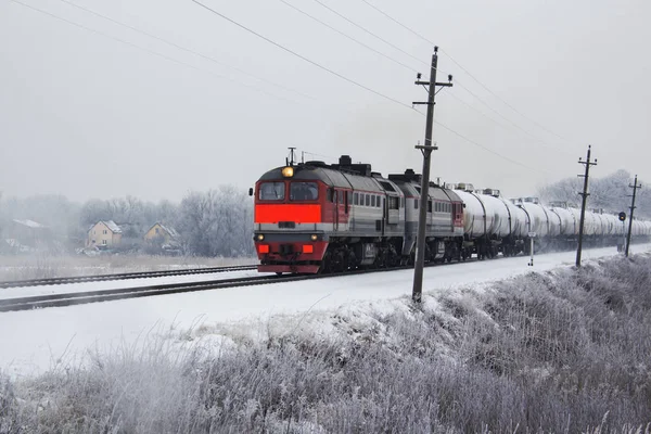 Ljusa orange godståg på väg på vintern. — Stockfoto