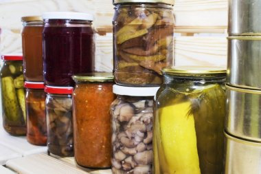 depolama rafları ile ev yapımı kiler içinde başka konserveler Konserve sebzeleri ve meyveleri.
