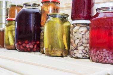 depolama rafları ile ev yapımı kiler içinde başka konserveler Konserve sebzeleri ve meyveleri