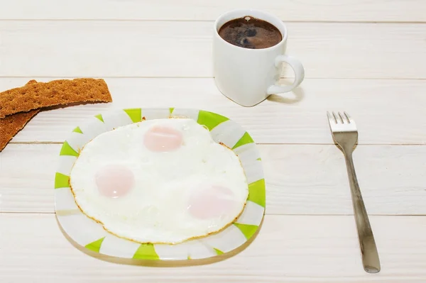 Frühstück mit drei Eiern und einer Tasse heißen Kaffee. — Stockfoto