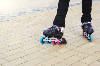 Genç kadın paten açık havada bacaklar