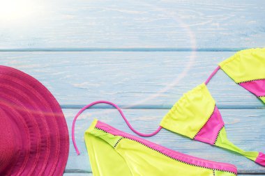Açık mavi renkli ve pembe şapka parlak bikini.