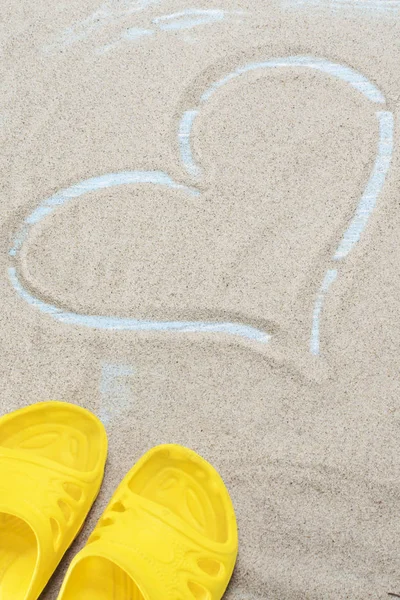 黄色のフリップフ ロップおよび中心の白い砂浜に. — ストック写真