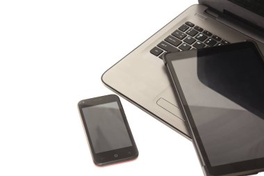 Laptop tablet ve beyaz veya gri ahşap masa arka plan metin alanı ve kopya alanı, duyarlı Web tasarım ile smartphone.