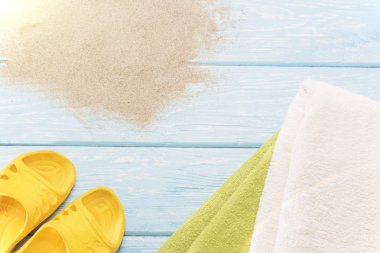 beyaz plaj kum üzerine sarı flip flop.