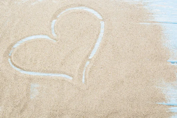 Bir plaj, aşk kum üzerine çizilmiş kalp arka plan arka plan Sevgililer günü mutlu tatil veya düğün duvar kağıdı, kadınla veya anne gün kavramı romantik tasarım Kartpostalı plaj kum.