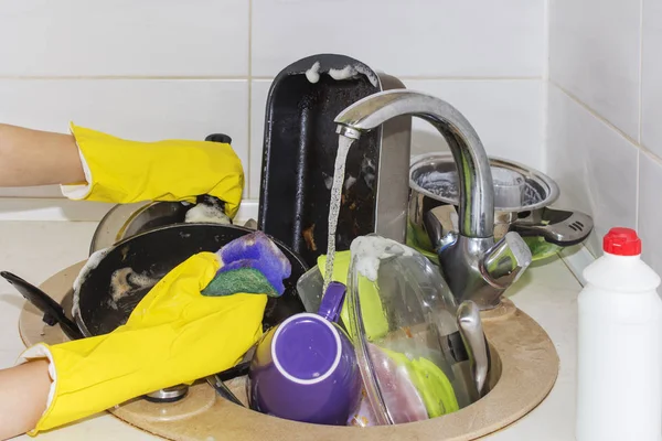Bir sürü kirli bulaşıklar yıkanacak bekleyen bir lavaboda. — Stok fotoğraf
