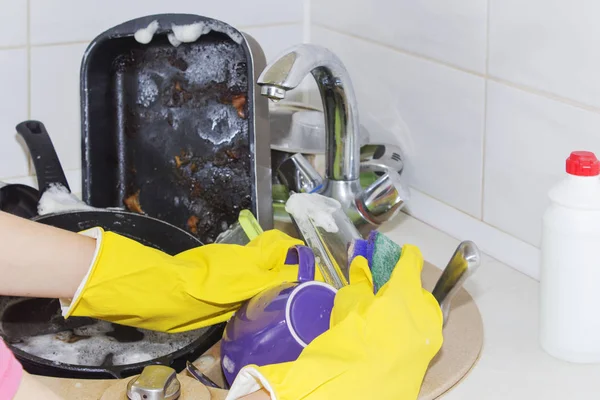 Utensílios de cozinha precisam lavar de perto — Fotografia de Stock