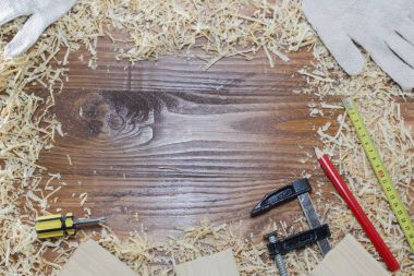 birçok ahşap tuğla talaş dolu. Araçları kavramı eski çizilmiş ahşap masa üzerinde çalışmak