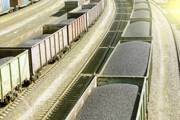 Залізничні вагони завантажені вугіллям . — стокове фото