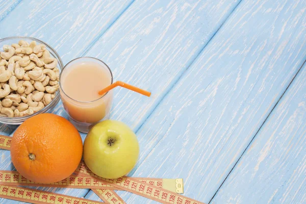 건강 한 아침 식사입니다. 흰 그릇에 캐슈 너트입니다. 그린 애플, 오렌지, 바나나입니다. 평평한 위쪽 보기 — 스톡 사진