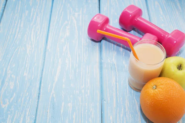 Η έννοια της υγιεινής διατροφής. Μικρό αλτήρες, χυμό. Τα μήλα. υγιεινού τρόπου ζωής. άθλημα. Γυμναστήριο τροφίμων. — Φωτογραφία Αρχείου